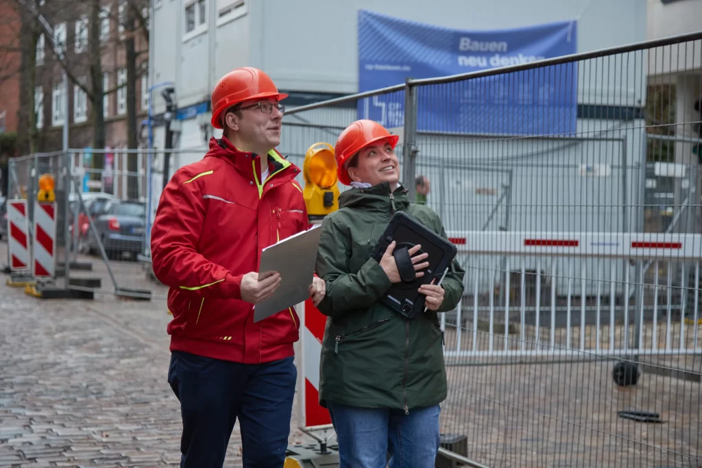 Portraits auf einer Baustelle der beiden Chefs Wiebke Thönißen und Volker Schmidt der Firma IBP-Ingenieurgesellschaft für Brandschutzplanung mbH